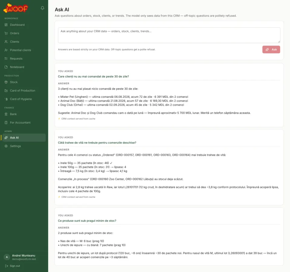 Pagina Întreabă AI cu trei întrebări și răspunsuri din datele CRM-ului